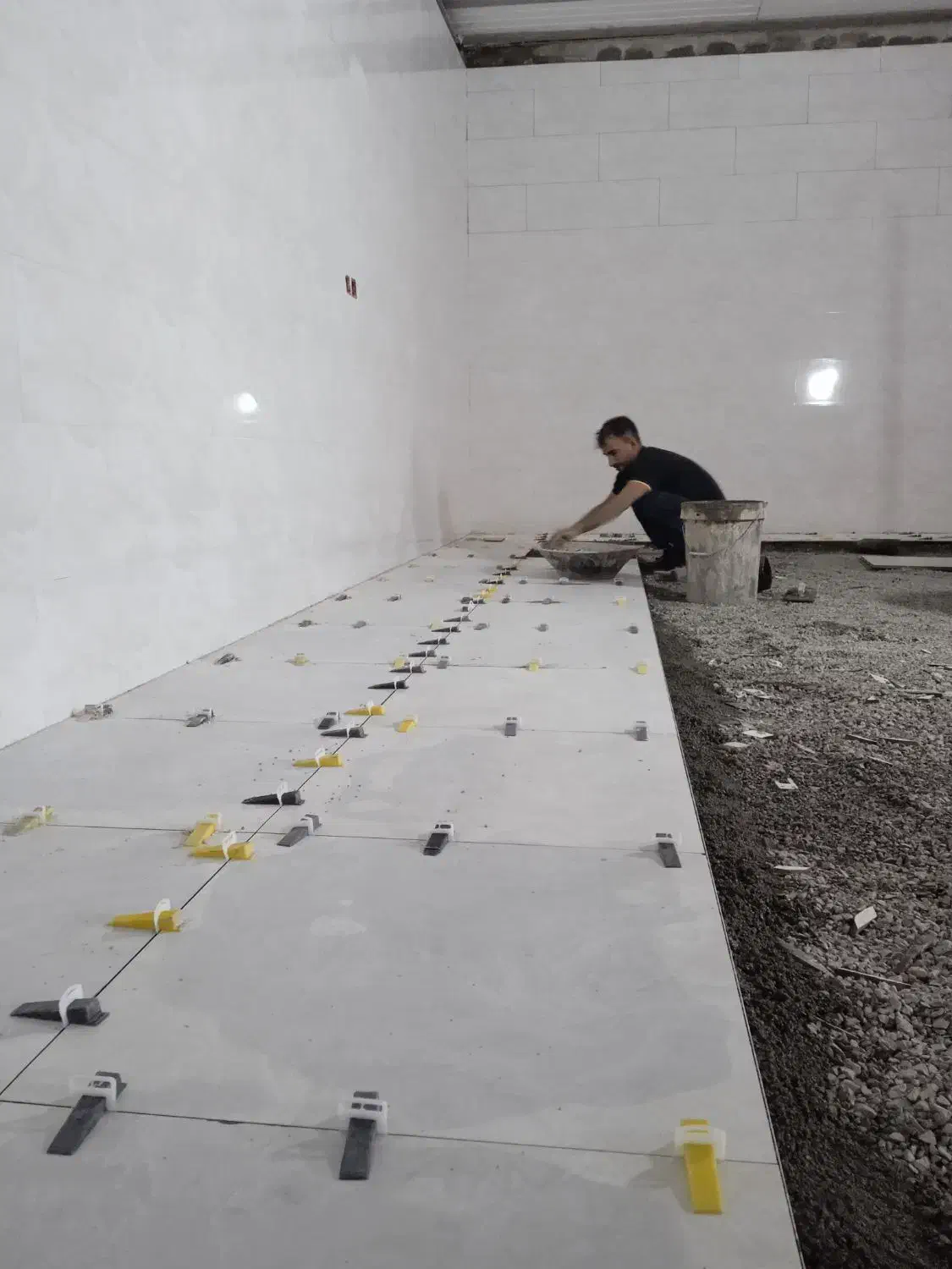 کاشی و سرامیک چسبی وهم دوقابی|خدمات پیشه و مهارت|خرم‌آباد, |دیوار