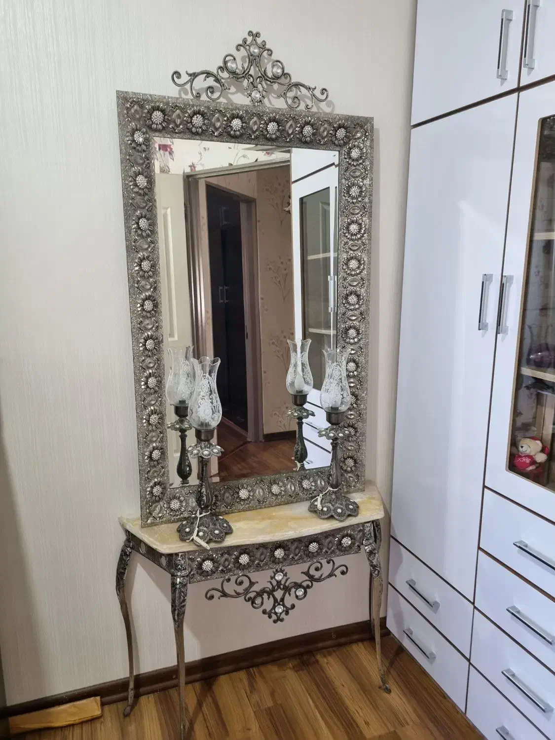 آیینه و کنسول|بوفه، ویترین، کنسول|بندر انزلی, معلم|دیوار