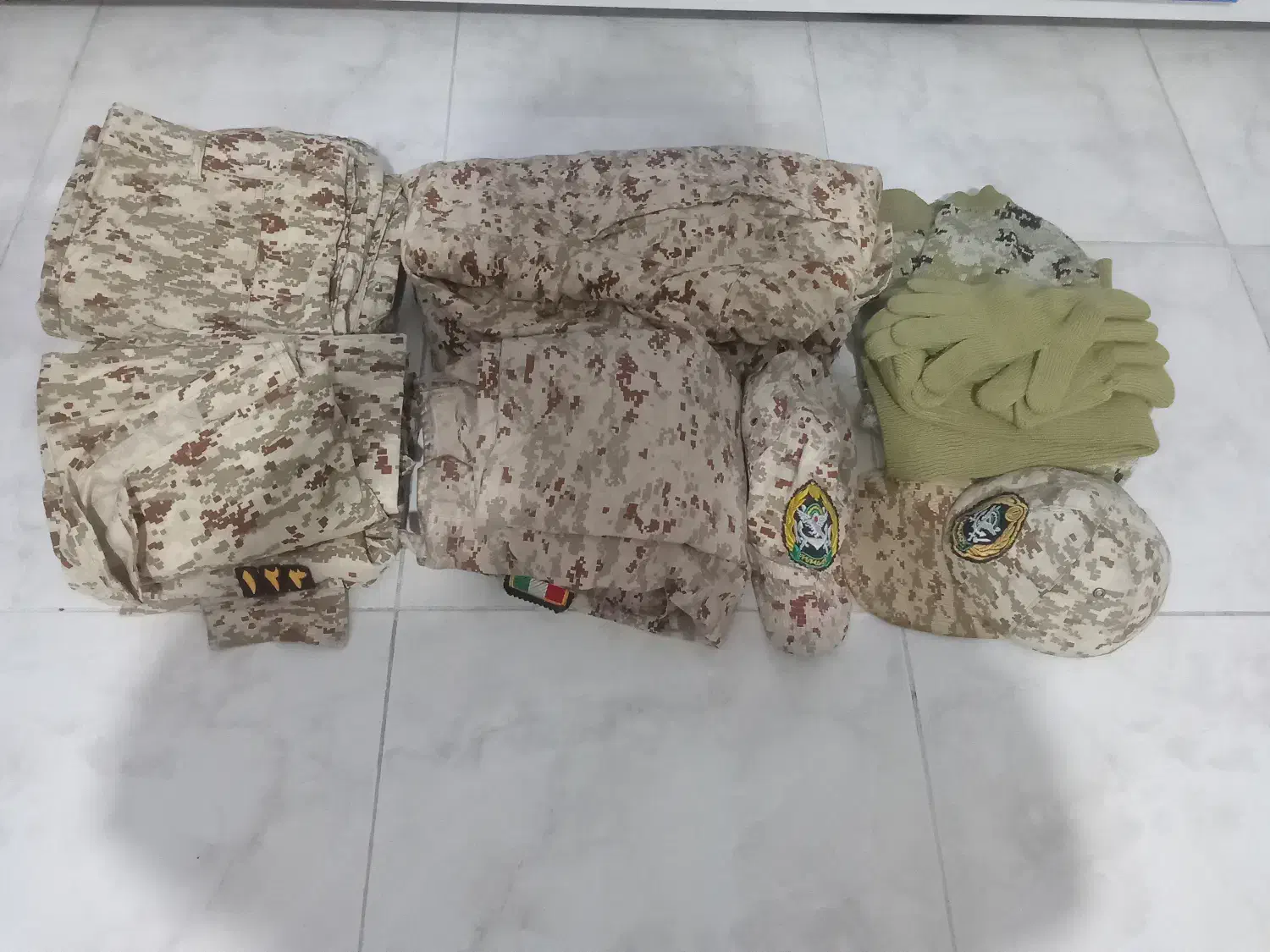 دو دست لباس نظامی ارتش|لباس|پرند, فاز ۴|دیوار