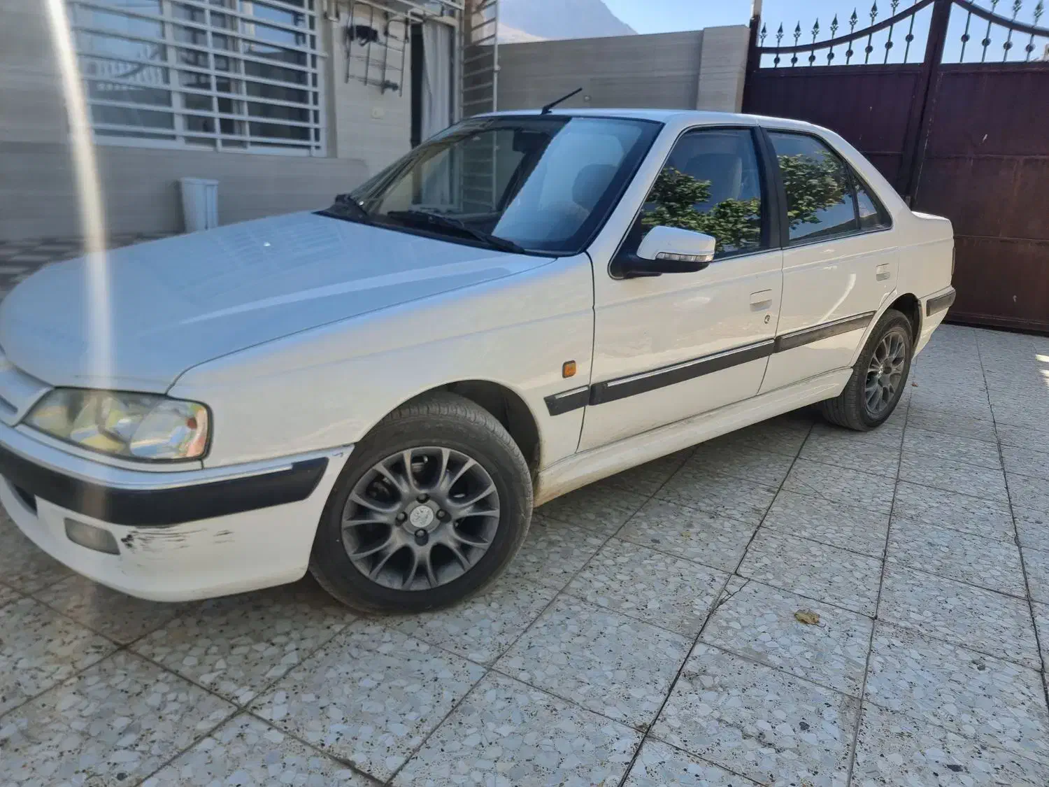 پژو پارس سفید بدون رنگ مدل آخرای ۹۸|خودرو سواری و وانت|دورود, |دیوار