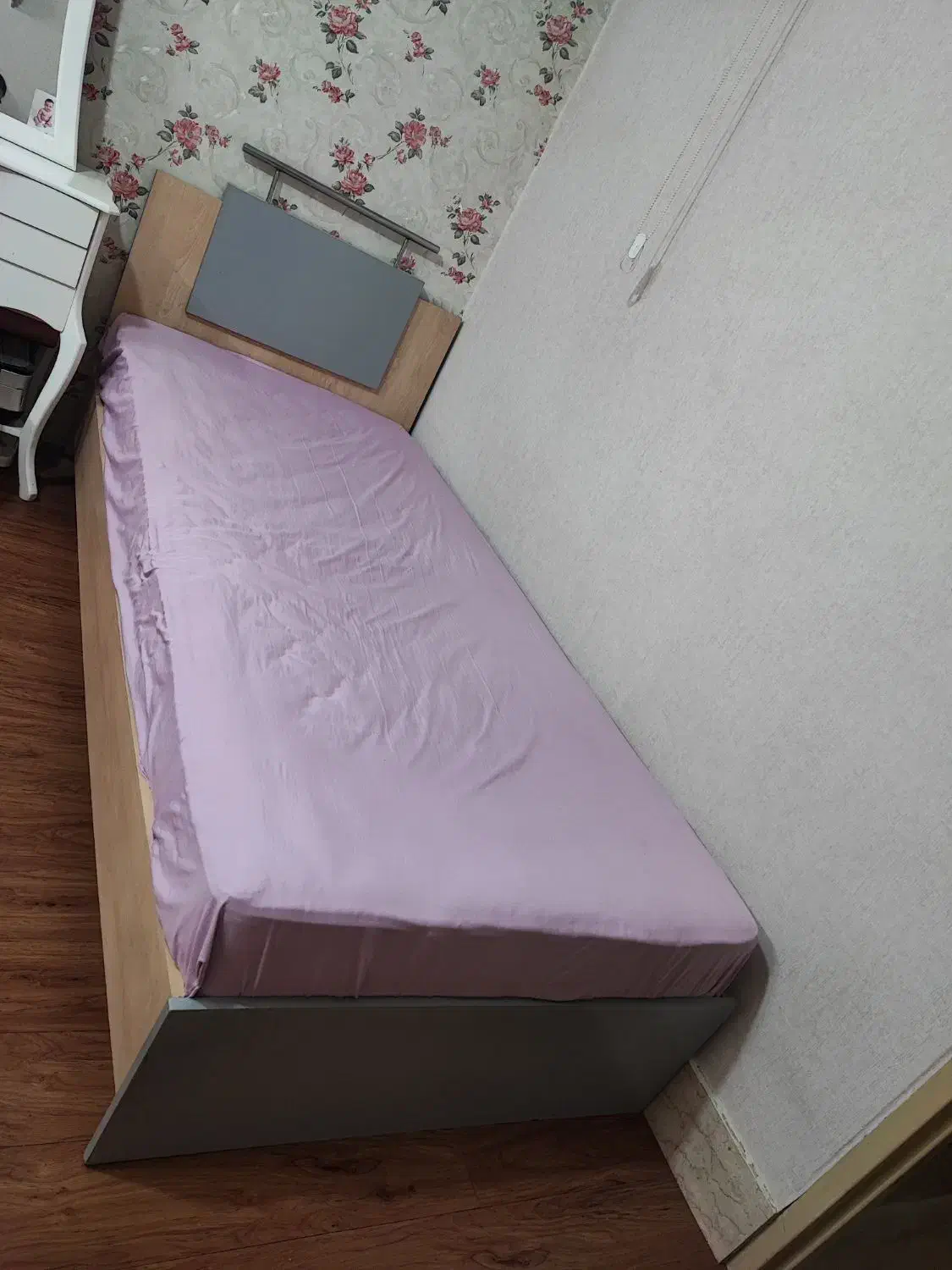 تخت و آینه|تخت و سرویس خواب|شاهینشهر, شهرک هشت بهشت|دیوار