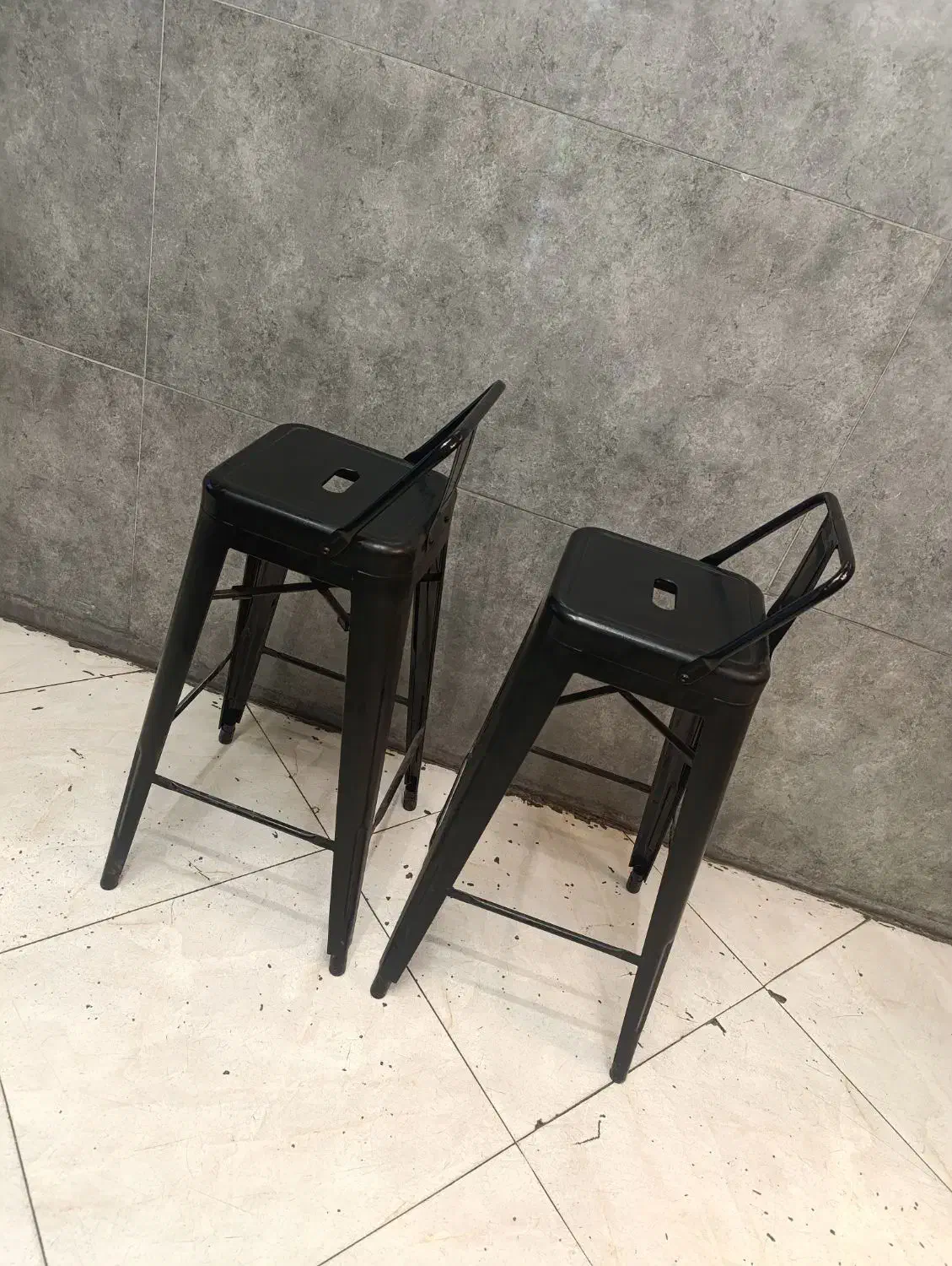 صندلی آهنی|صندلی و نیمکت|پیشوا, |دیوار