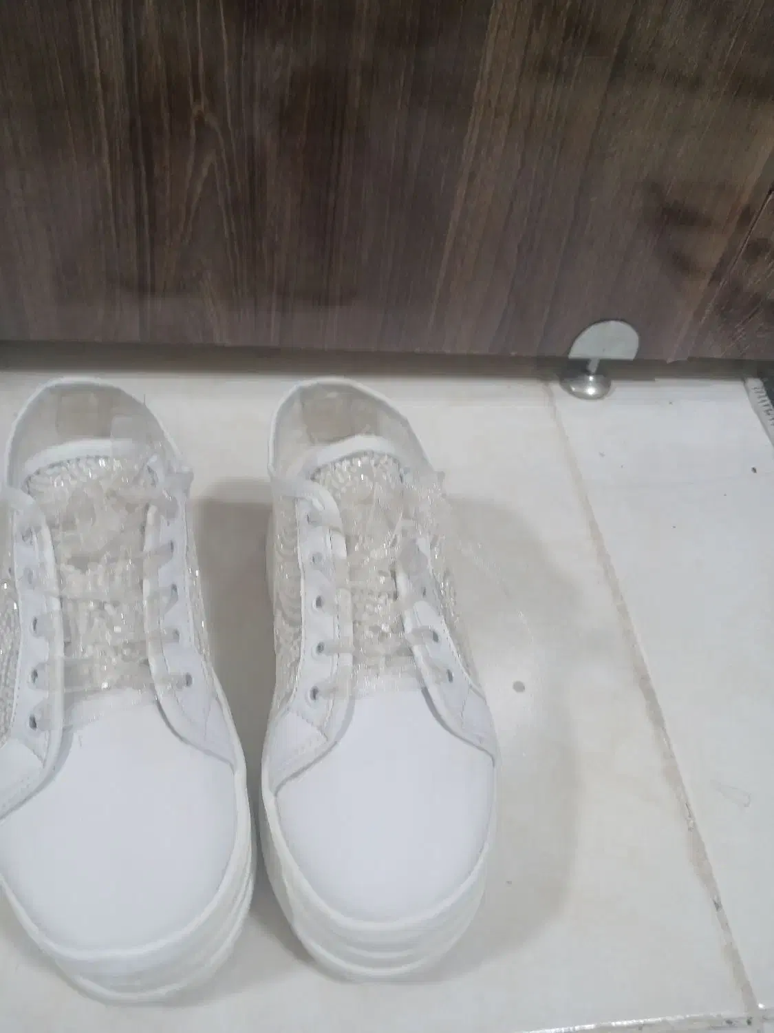 کفش|کیف، کفش، کمربند|قروه, |دیوار