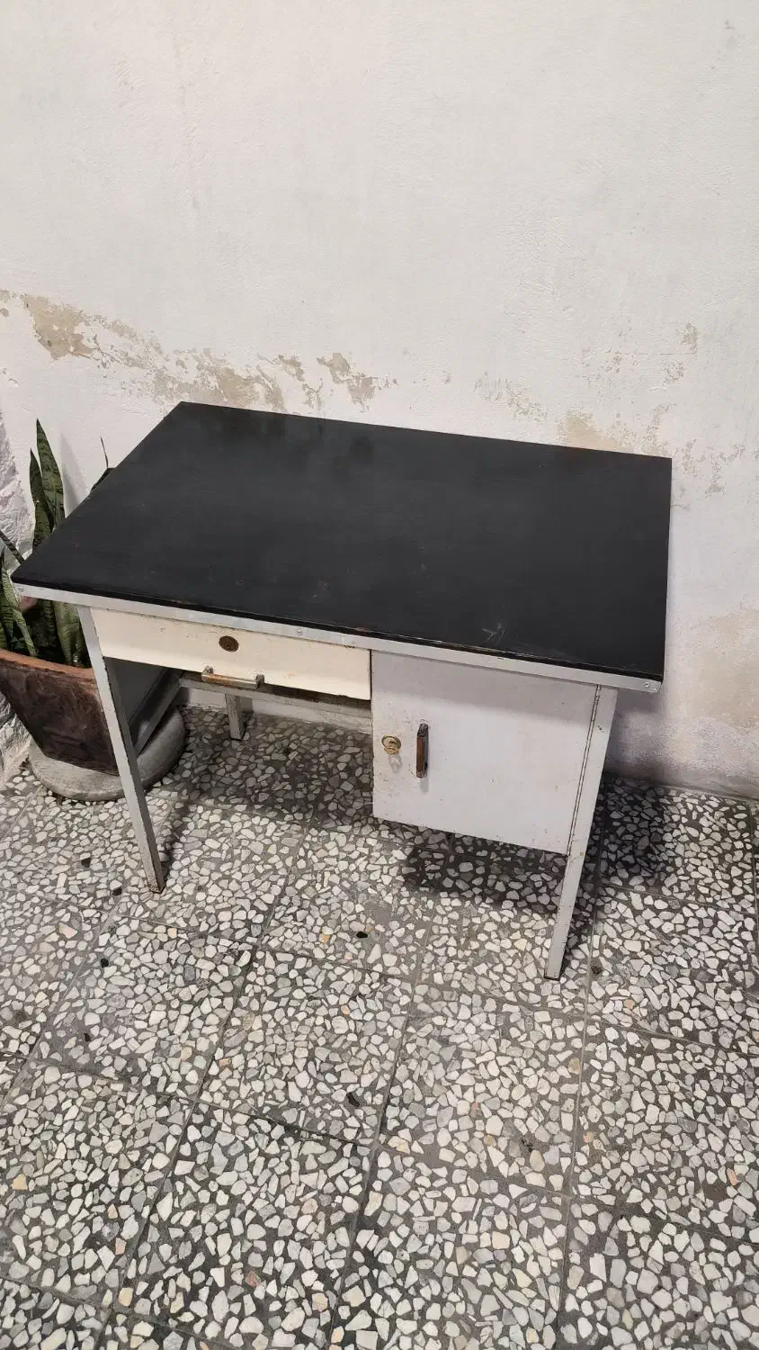 میز آهنی اداری|میز تحریر و کامپیوتر|نور, |دیوار