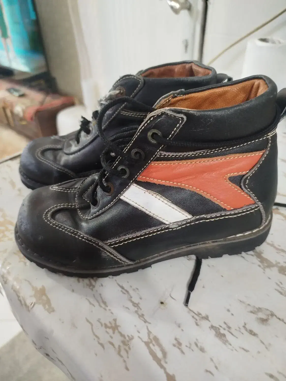 کفش چرم وطبی سالم و تمیز|کیف، کفش، کمربند|رینه, |دیوار