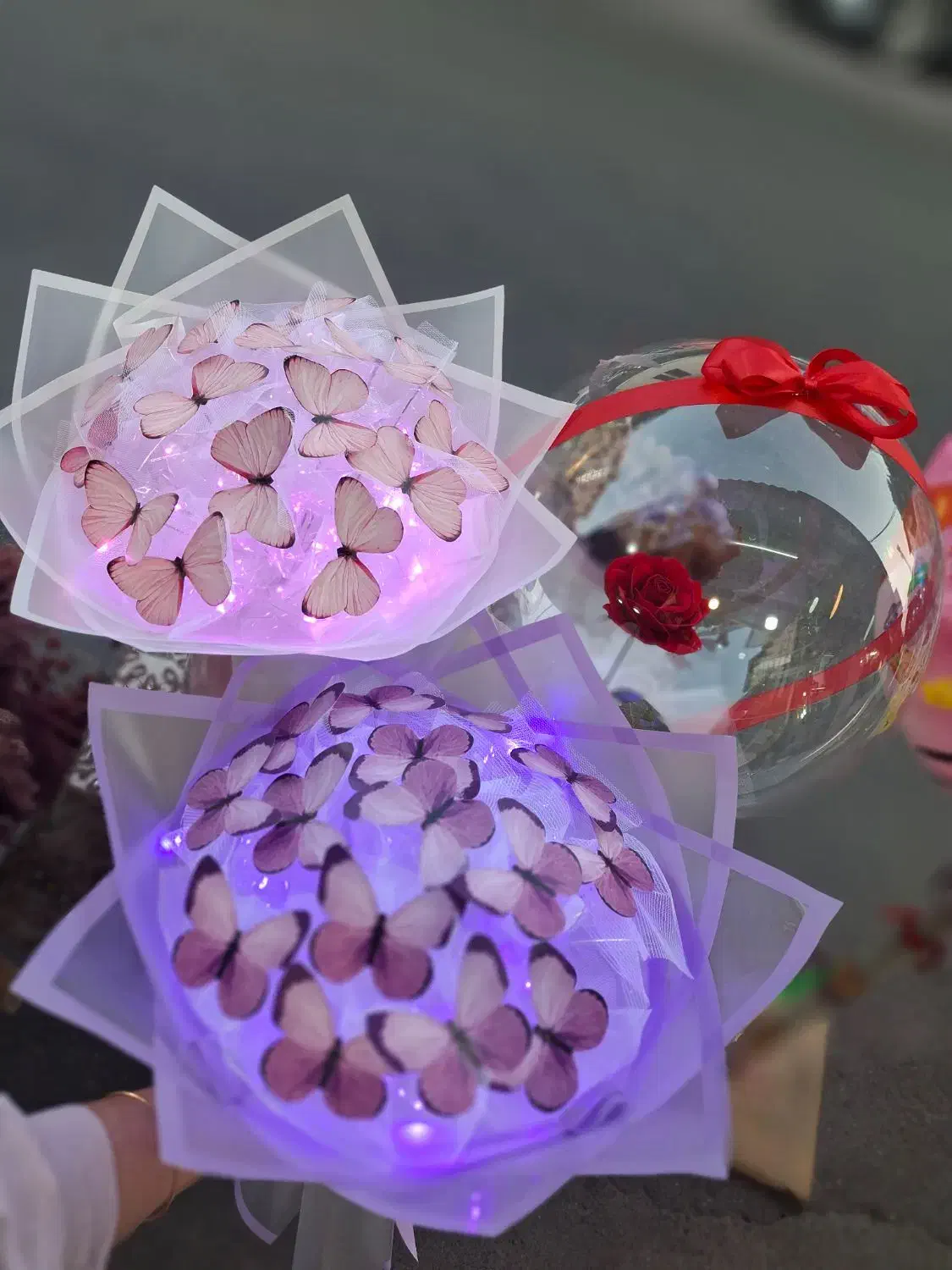 دسته پروانه های زیبا به همراه چراغ ال ای دی|گل مصنوعی|رشت, ساغری سازان|دیوار