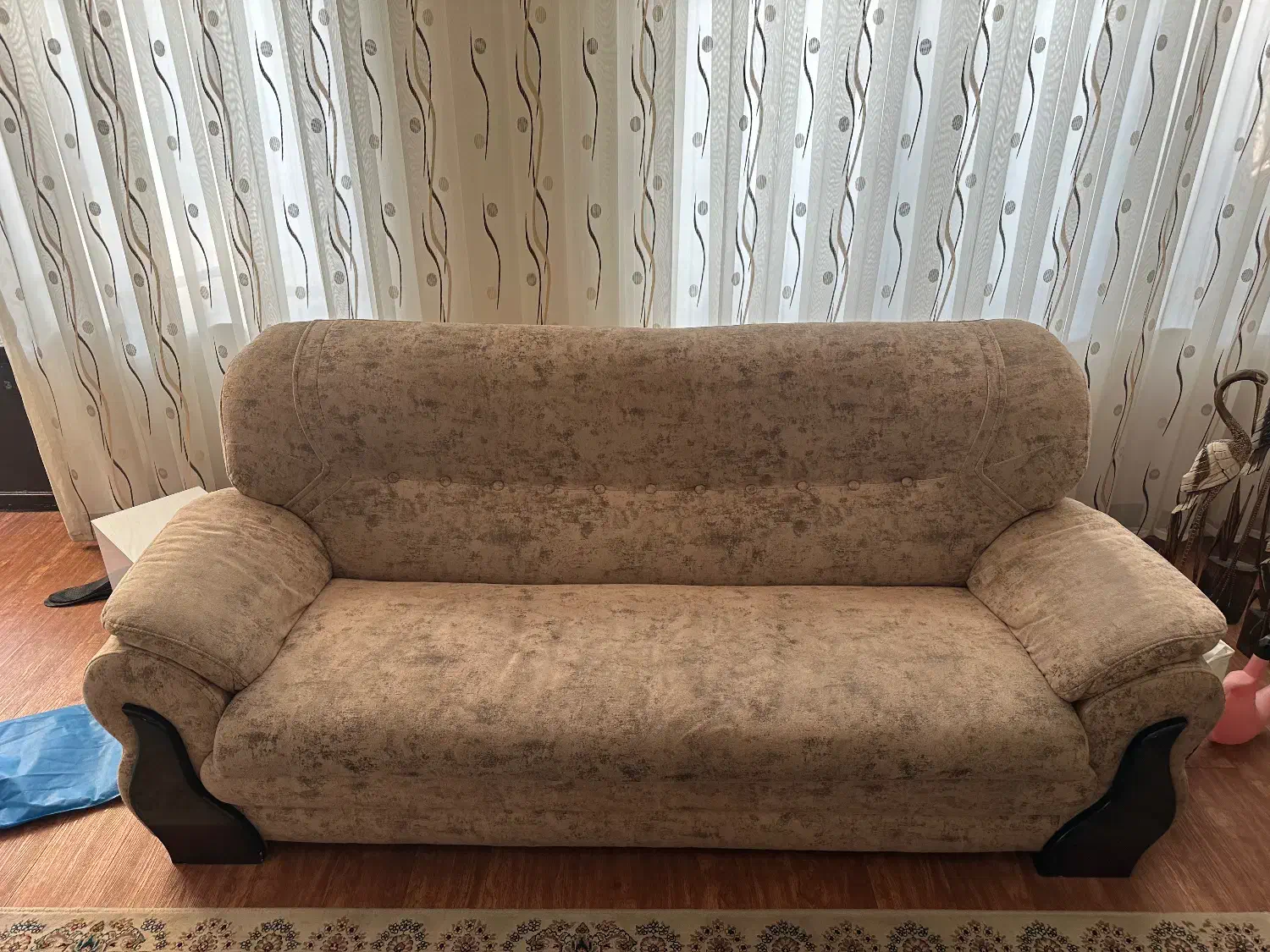 مبل راحتی ۷ نفره + میز وسط|مبلمان خانگی و میز عسلی|شاهین‌شهر, عطار|دیوار