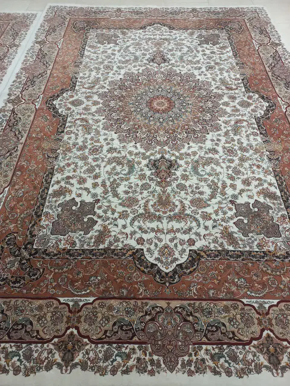 فرش ۷۰۰ شانه|فرش|هشتگرد, فاز ۳ مهستان|دیوار