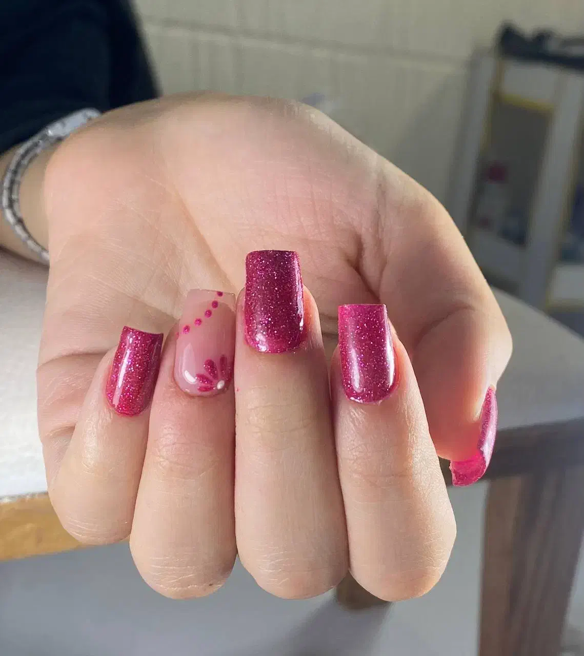 کاشت ناخن|خدمات آرایشگری و زیبایی|صومعه‌سرا, |دیوار