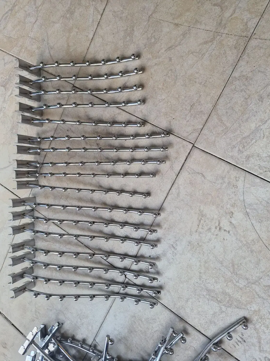 رگال آویزی برای لباس به رنگ استیل ضد زنگ|بندرخت و رختآویز|تبریز, |دیوار