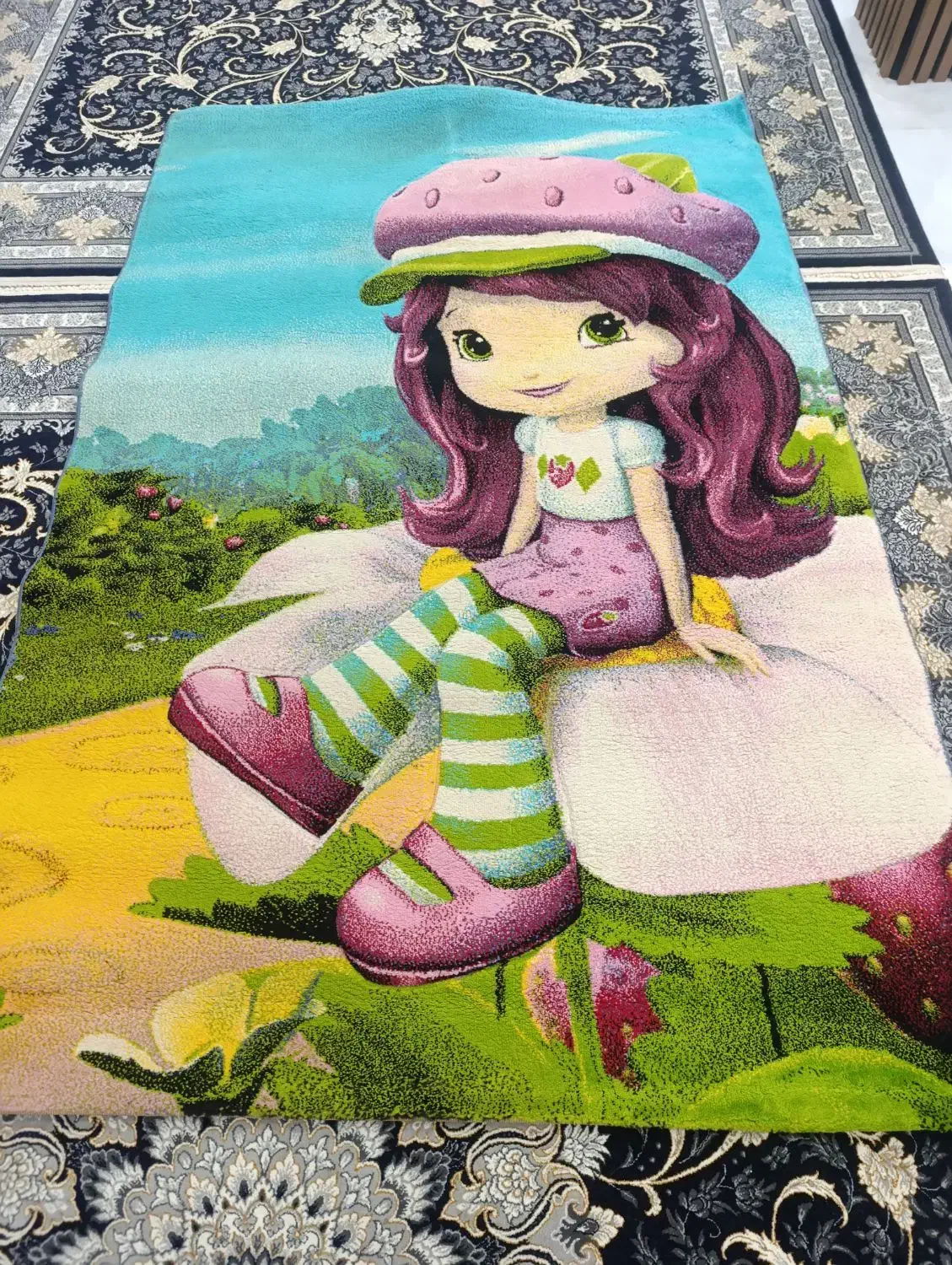 فرش 4 متری طرح توت فرنگی|فرش|لاهیجان, خمیر کلایه|دیوار