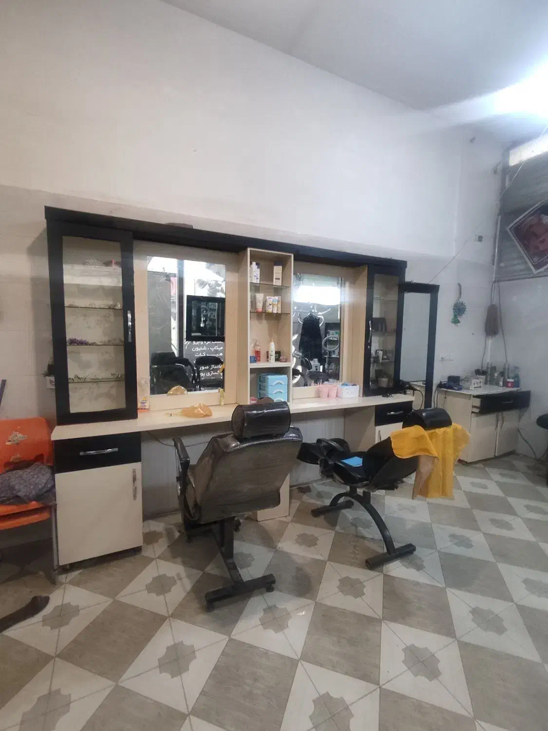 دکور آرایشگاه زنانه|آرایشگاه و سالنهای زیبایی|مشهد, نوید|دیوار