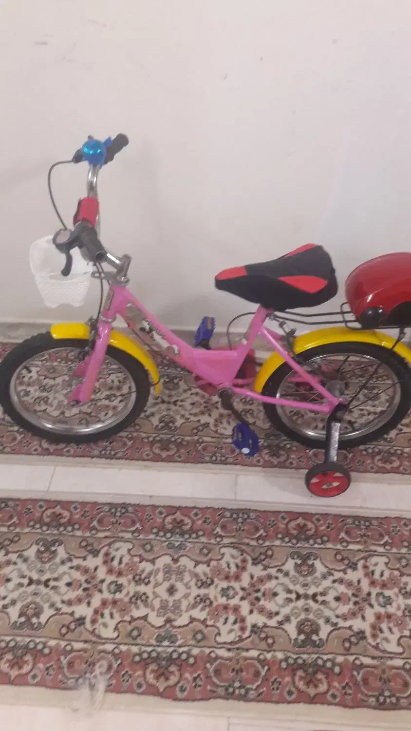 دوچرخه دخترونه.|دوچرخه، اسکیت، اسکوتر|بومهن, |دیوار