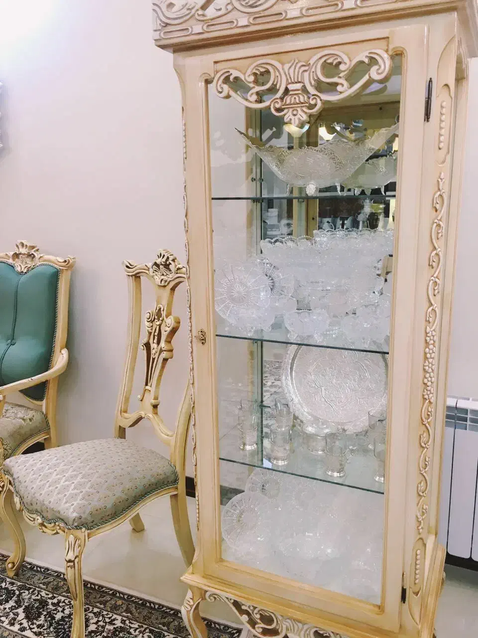 ویترین چوبی بسیار شیک و ظریف کار شده|بوفه، ویترین، کنسول|اصفهان, شیخ طوسی|دیوار