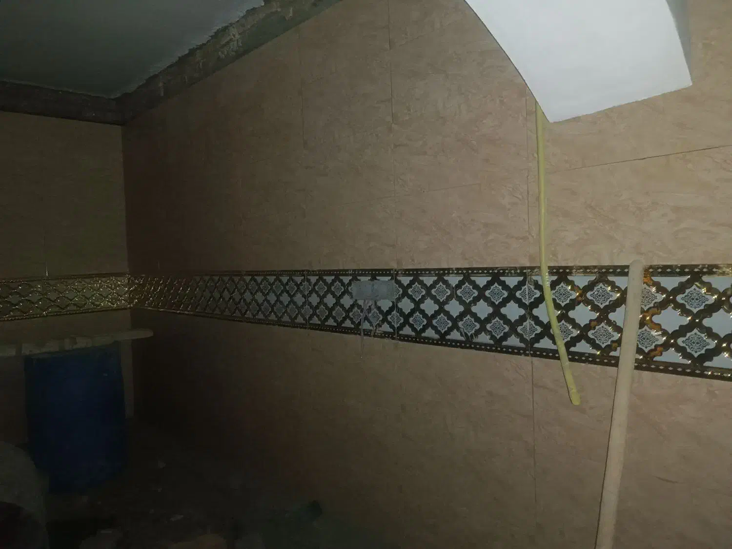 کاشی کارم سرامیک کار|خدمات پیشه و مهارت|کیش, |دیوار