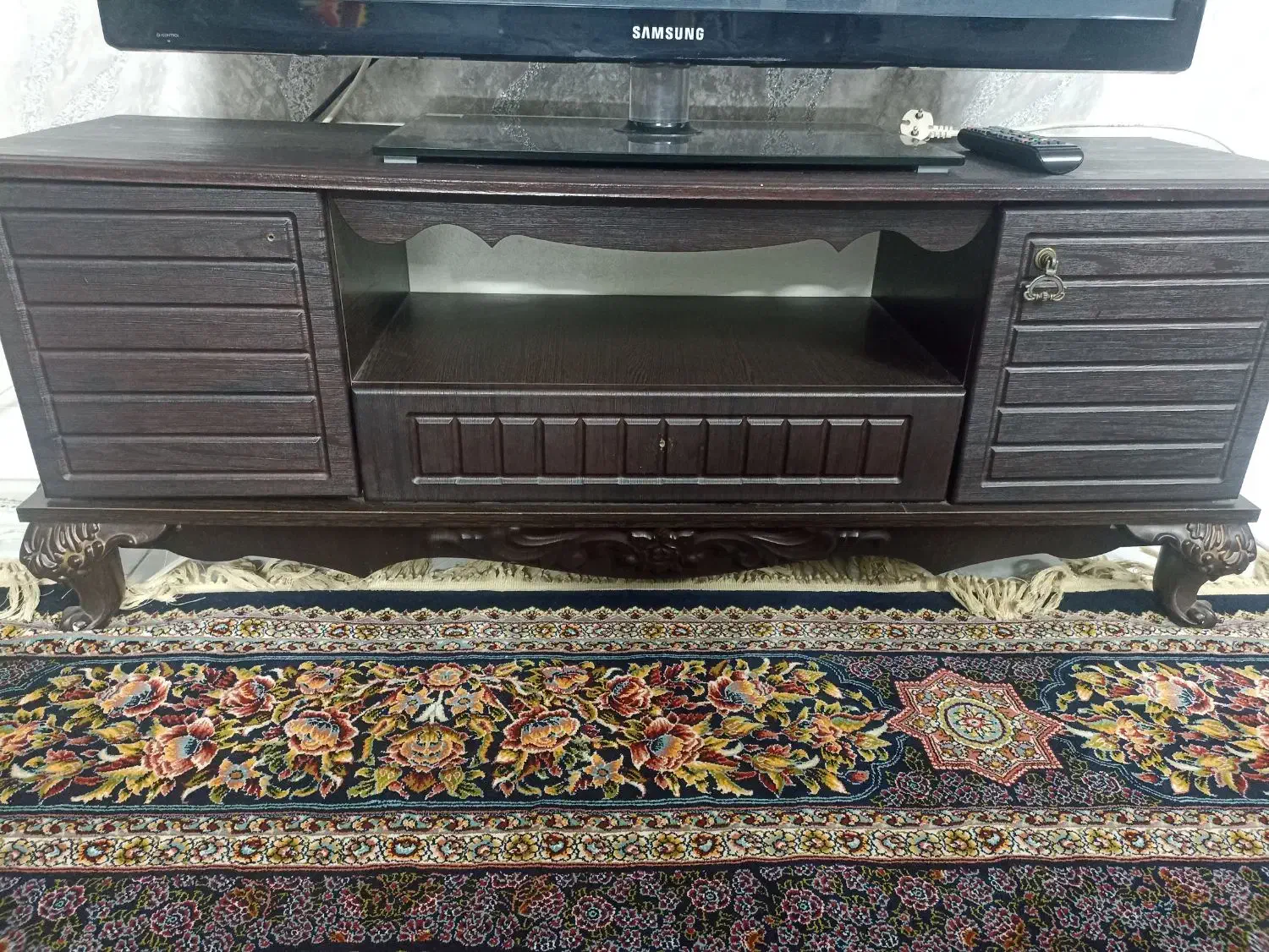 میز تلویزیون.|میز تلویزیون|ری, شهادت|دیوار