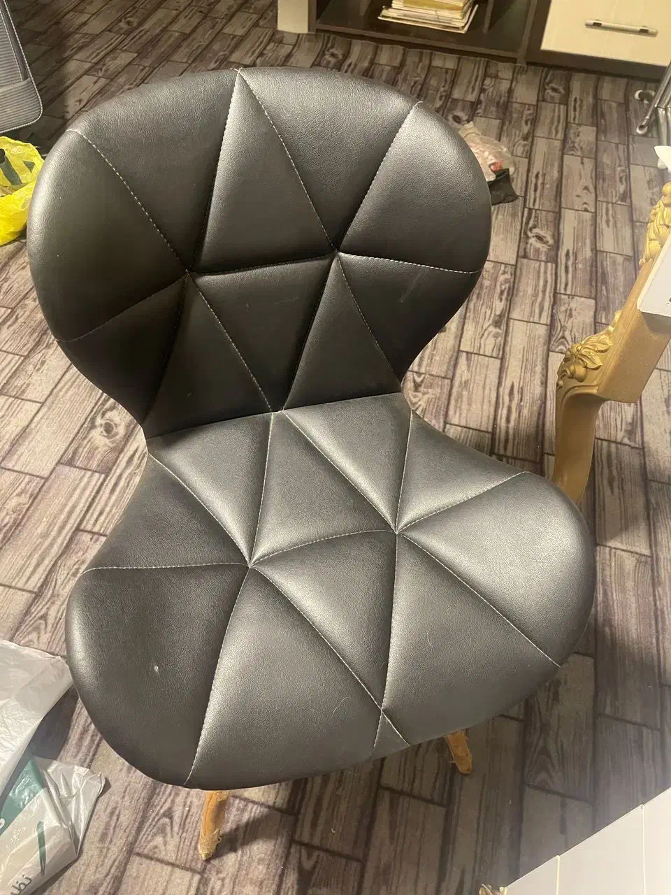 صندلی پایه چوبی و تخت چستر و میزناخن|دفتر کار|رشت, لاکانی|دیوار