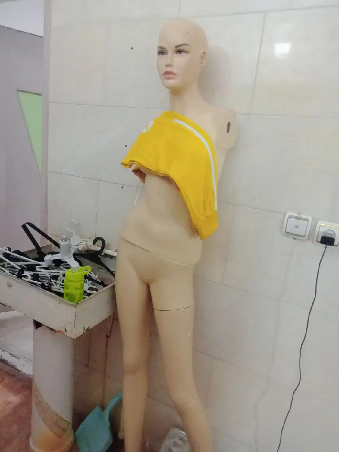 مانکن|فروشگاه و مغازه|میانه, |دیوار