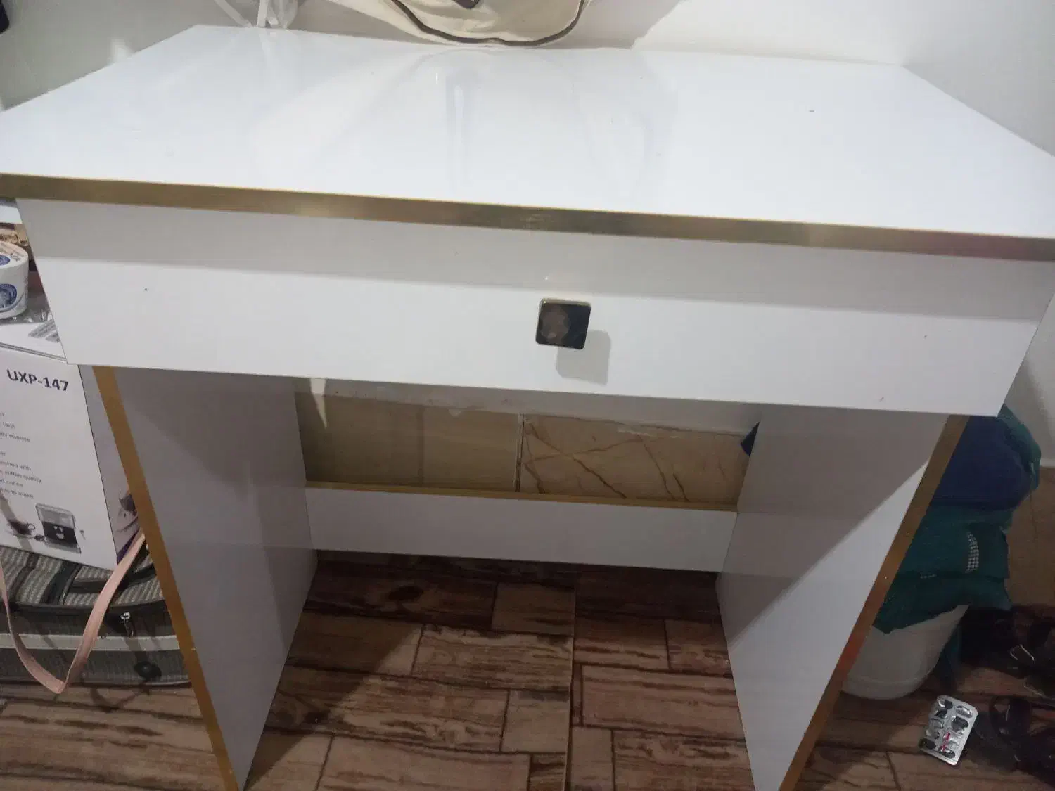 میز نو|آرایشگاه و سالن‌های زیبایی|شیراز, جرسقان|دیوار