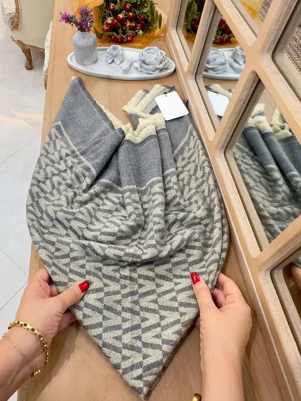 فروشنده خانم مجرد برای کار در روسری فروشی|استخدام بازاریابی و فروش|قم, تکیه آقا سید حسنی|دیوار