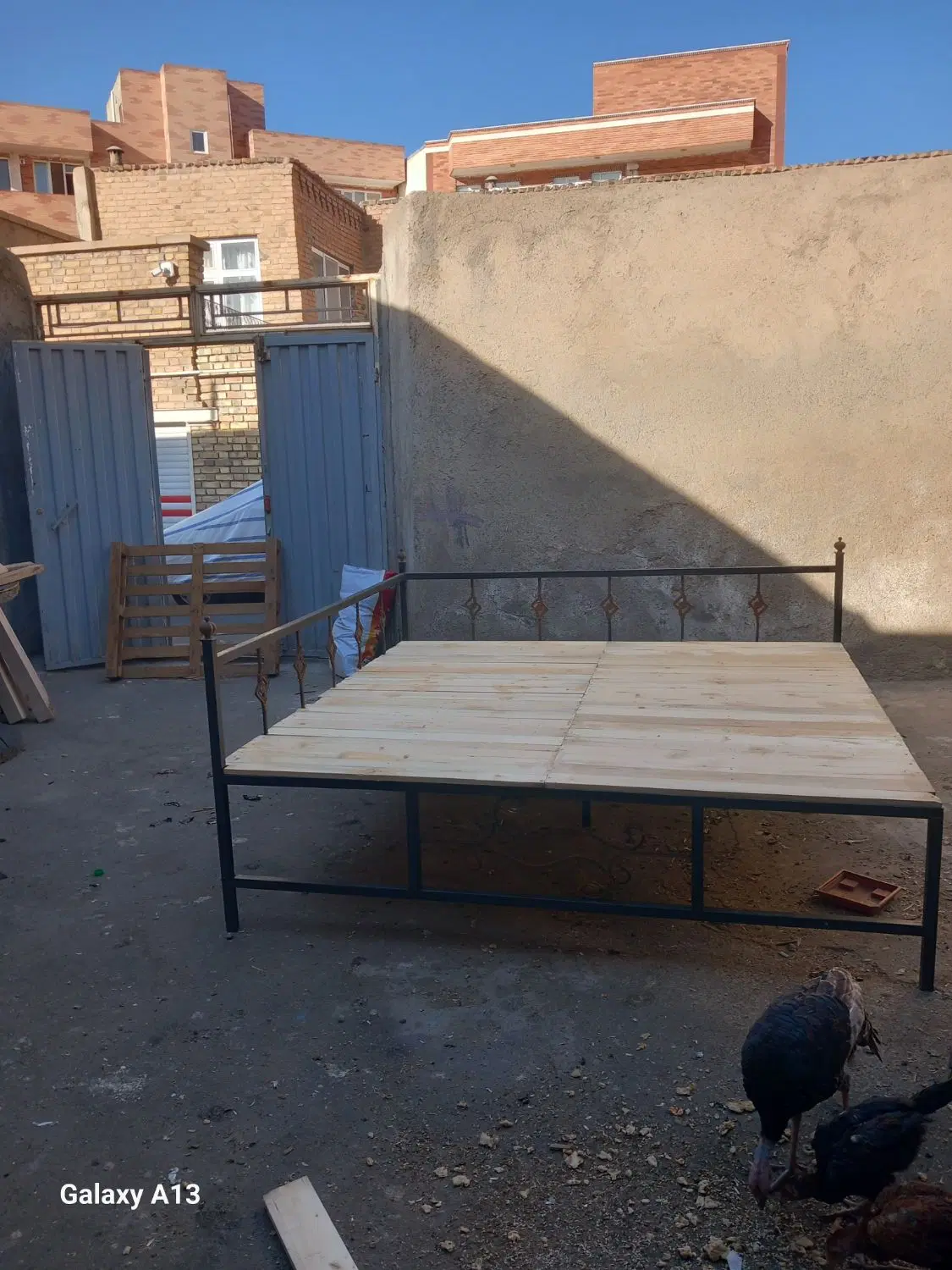 ساخت تخت سنتی اهنی کامل رنگ شده باچوب روی روسی|مبلمان خانگی و میز عسلی|تبریز, |دیوار