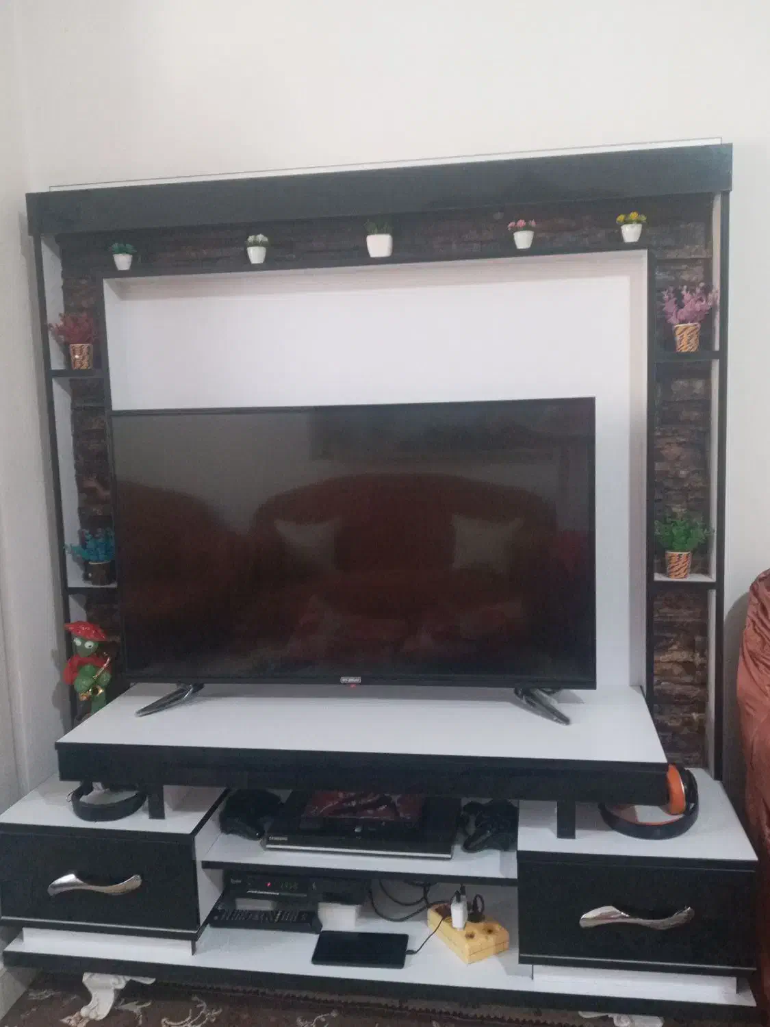 تلوزیون هیوندا ۴۳اینچ به همراه میزتلوزیون|تلویزیون و پروژکتور|قائم‌شهر, |دیوار