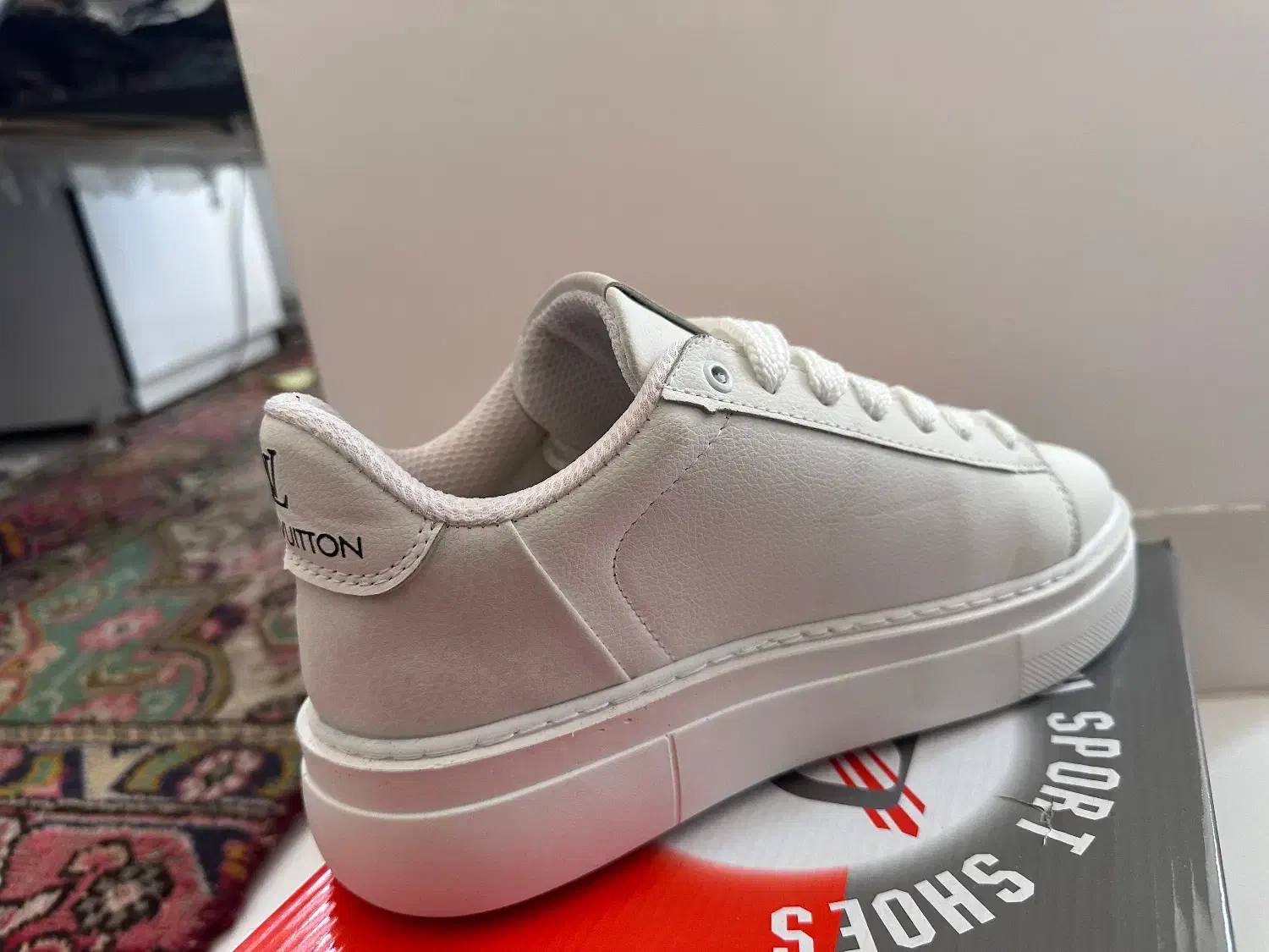 کفش سفید|کیف، کفش، کمربند|خوی, |دیوار