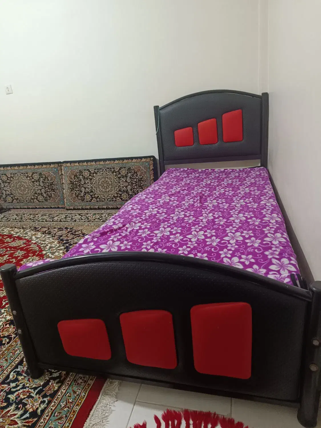 تخت یه نفره ی فلزی|تخت و سرویس خواب|محمدشهر, محمدشهر|دیوار
