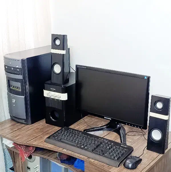 سیستمDDR3کامل بهمراه گرافیک2گیگ واسپیکرسه تیکه|رایانه رومیزی|مشهد, کارمندان دوم|دیوار