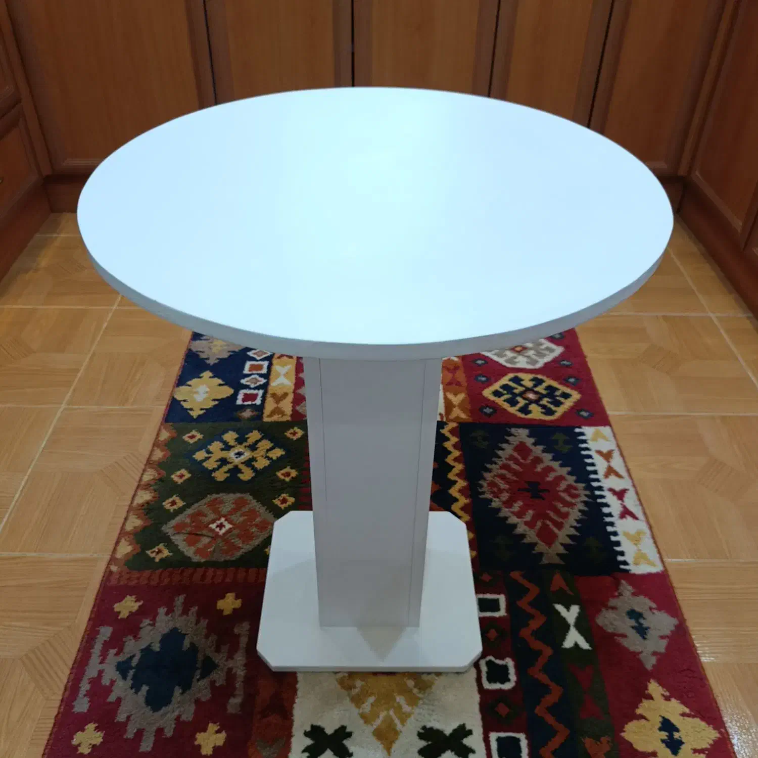 میز گرد|میز و صندلی غذاخوری|رشت, معلم|دیوار