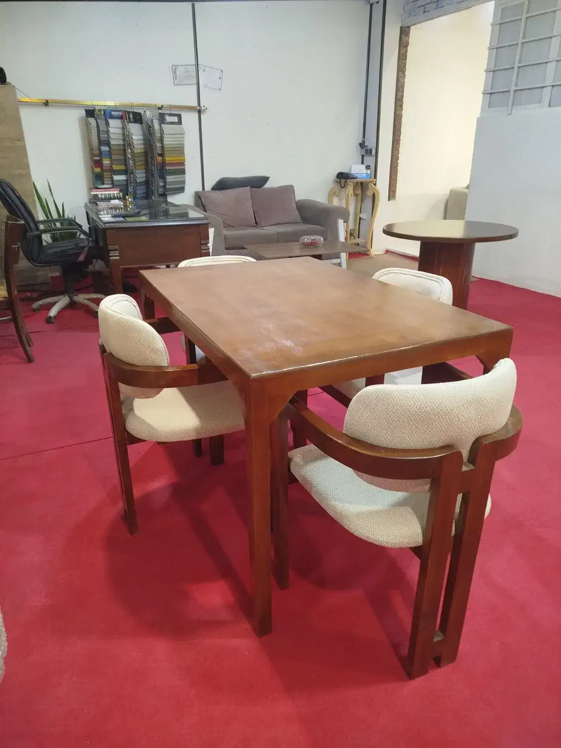 صندلی و میز نهارخوری اچ|میز و صندلی غذاخوری|بومهن, |دیوار