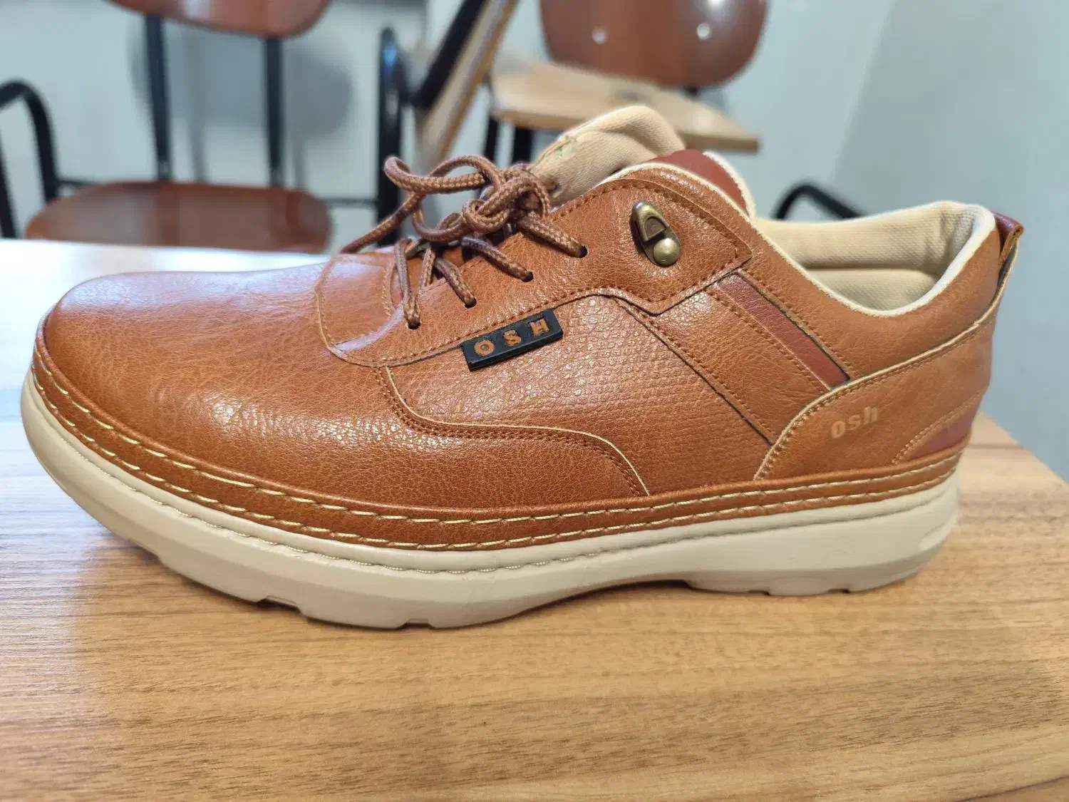 کفش|کیف، کفش، کمربند|مشهد, عامل|دیوار