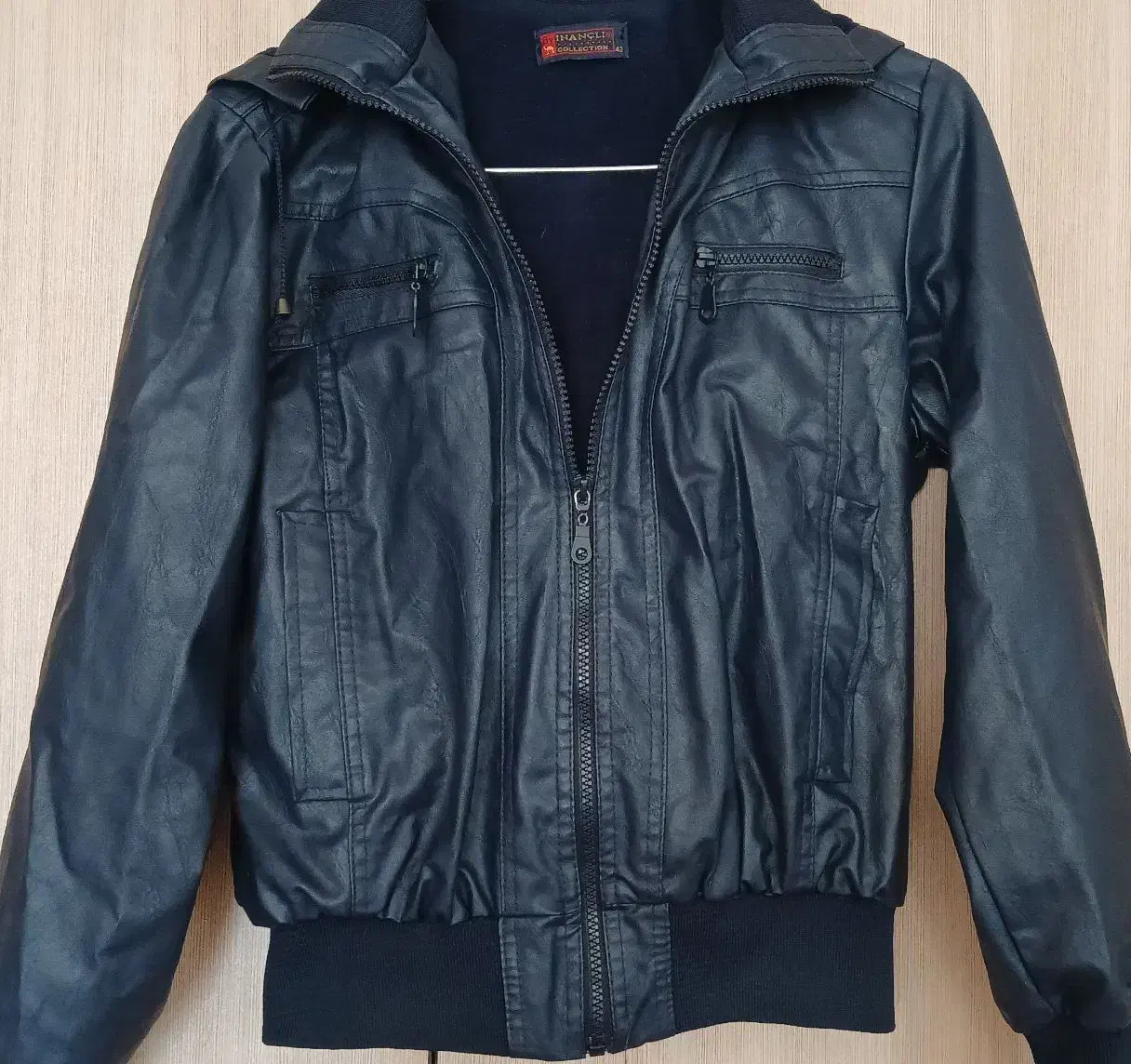 کاپشن چرم|لباس|سلماس, |دیوار