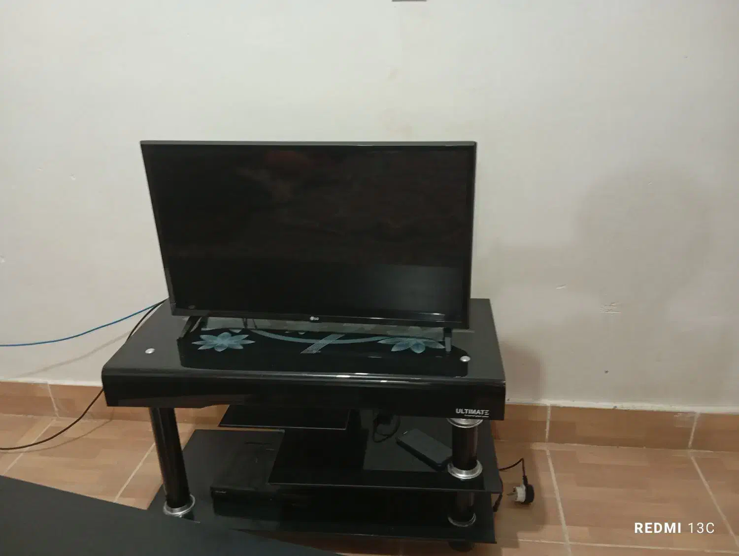 تلویزیون 32اینج ال جی با میز|تلویزیون و پروژکتور|لار, |دیوار