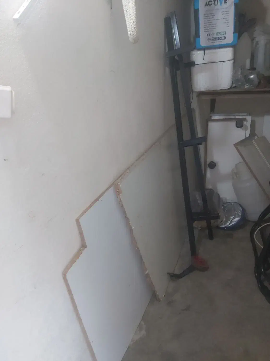 آهن زیر تخت|عمده‌فروشی|رشت, دروازه لاکان|دیوار