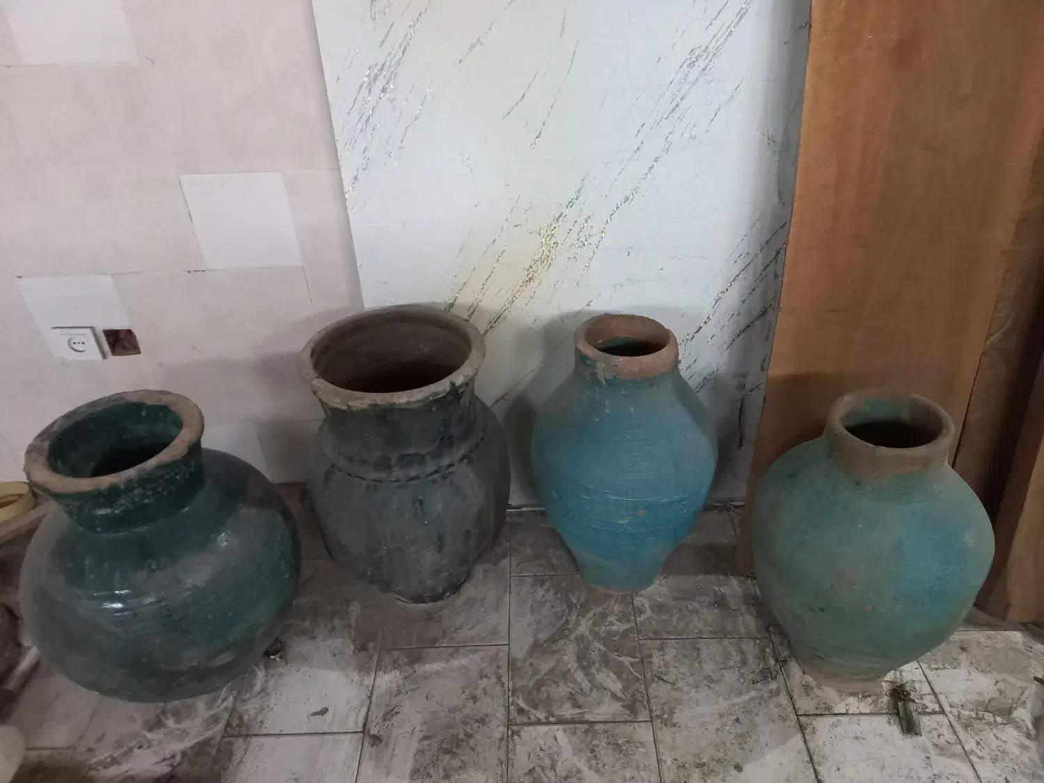 خمره قدیمی|کلکسیون اشیاء عتیقه|کاشان, دشت لتحر|دیوار