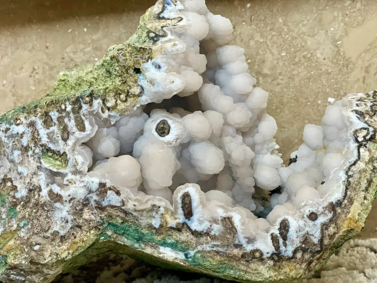 سنگ|جواهرات|تربتحیدریه, باغ ملی|دیوار