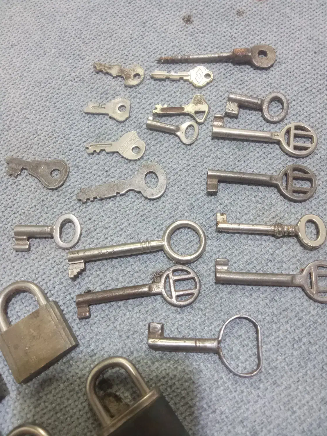 تعدادی قفل وکلید قدیمی|کلکسیون اشیاء عتیقه|کرمان, |دیوار