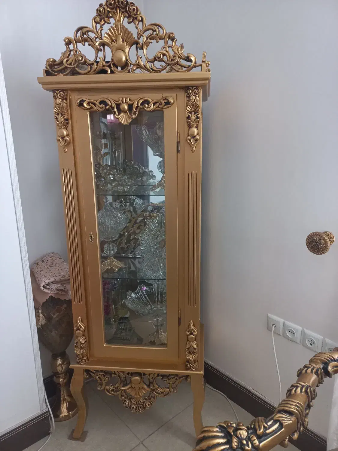 مبل ۹نفره همراه با ویترین و عسلی|مبلمان خانگی و میز عسلی|دلیجان, |دیوار