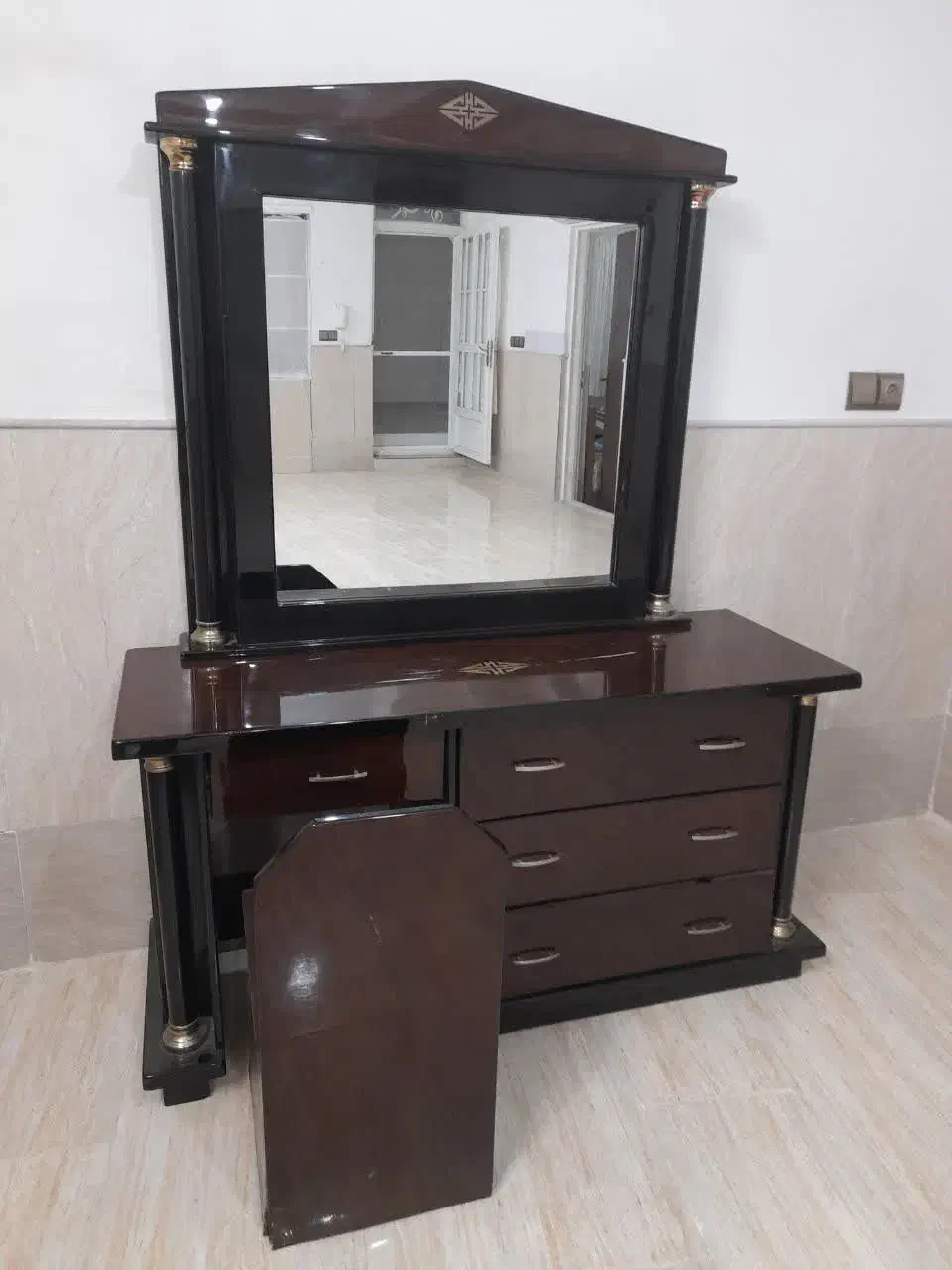 تخت خواب و میز آرایش|تخت و سرویس خواب|قم, منبع آب|دیوار