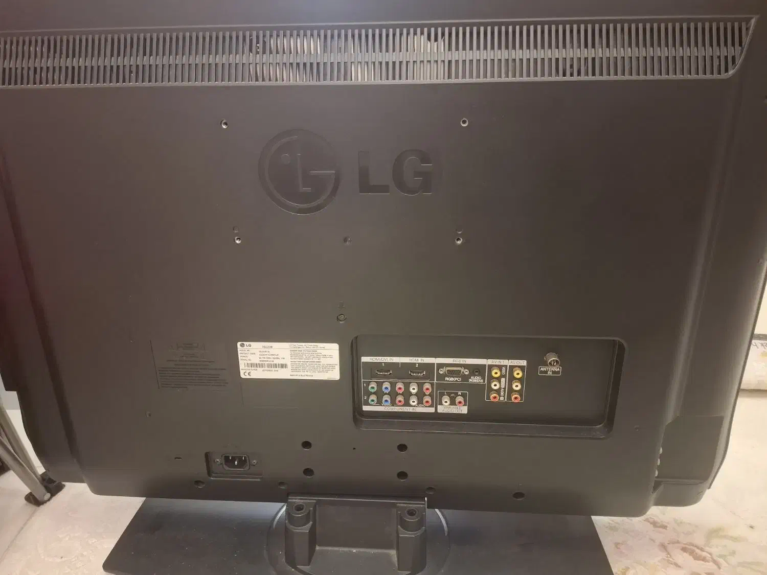 تلویزیون ۳۲ ال جی|تلویزیون و پروژکتور|لاهیجان, قیام|دیوار