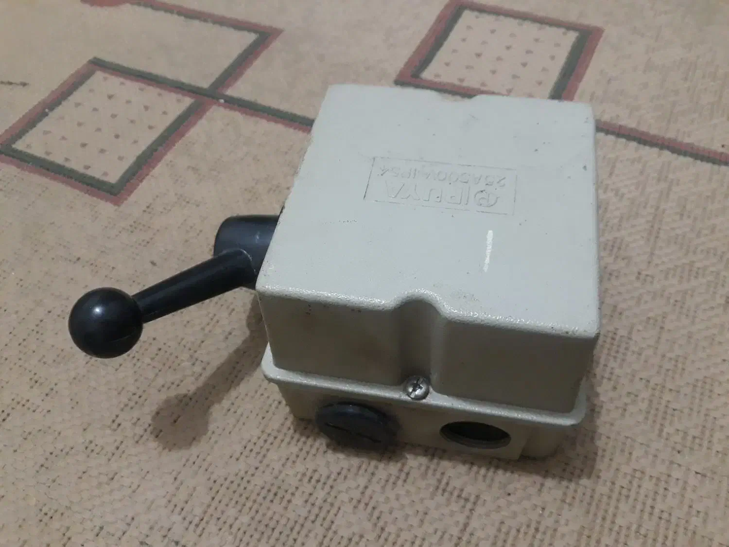 کلید بالابر یا دو کاره|ابزارآلات|قم, تولید دارو و یخچال|دیوار