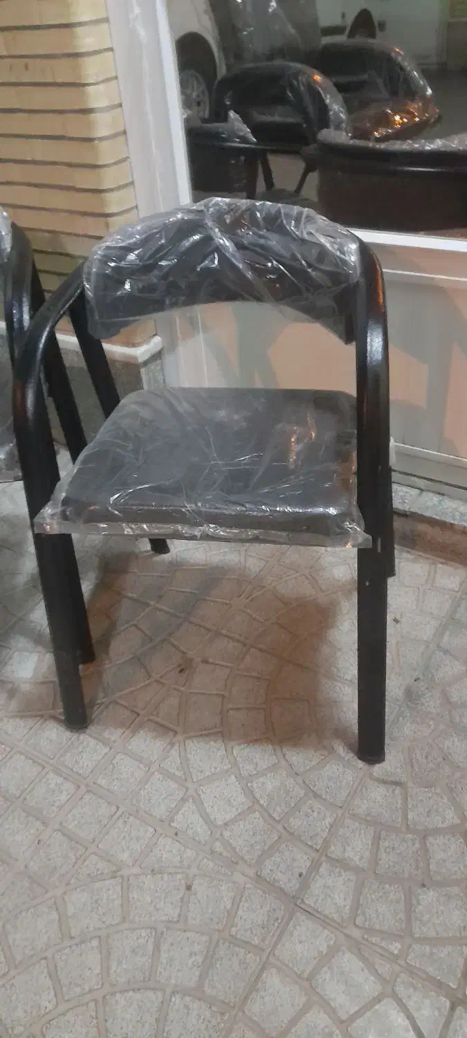 صندلی و تابلو نئون مرغ پرتئنی|فروشگاه و مغازه|تبریز, |دیوار