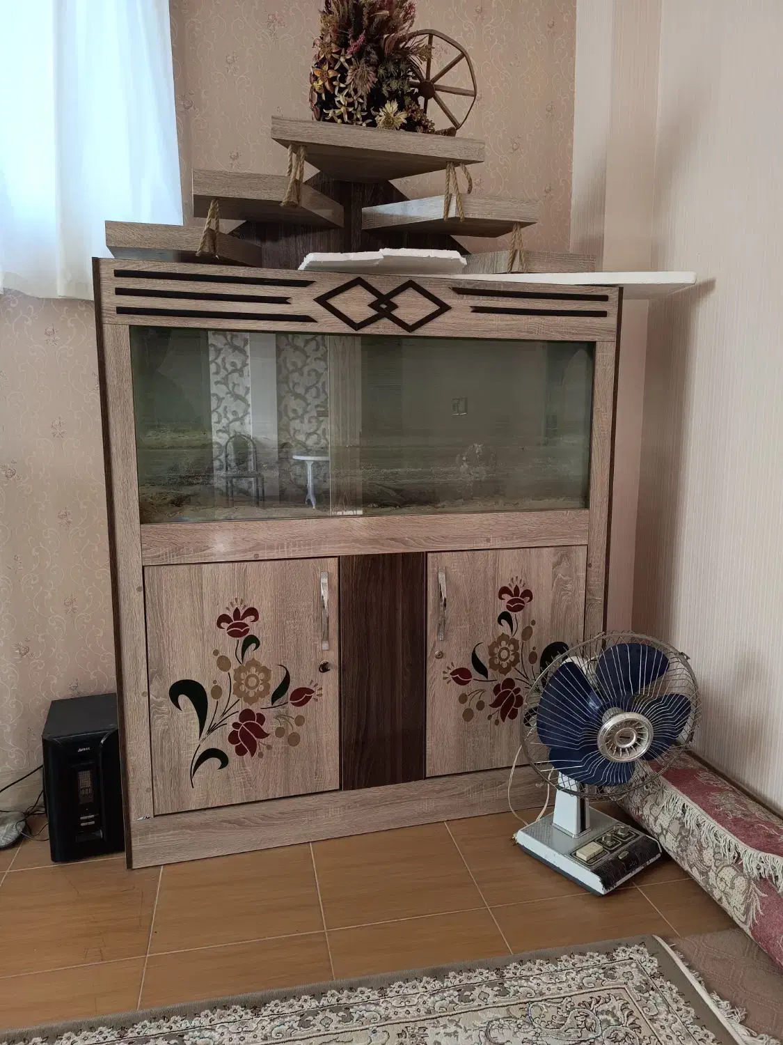 آکواریوم با میز و وسایل|ماهی|فلاورجان, |دیوار