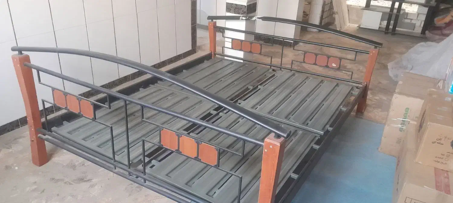 تخت خواب دو نفره فلز و چوب همراه تشک زیر تشکی فلزی|تخت و سرویس خواب|نهاوند, |دیوار