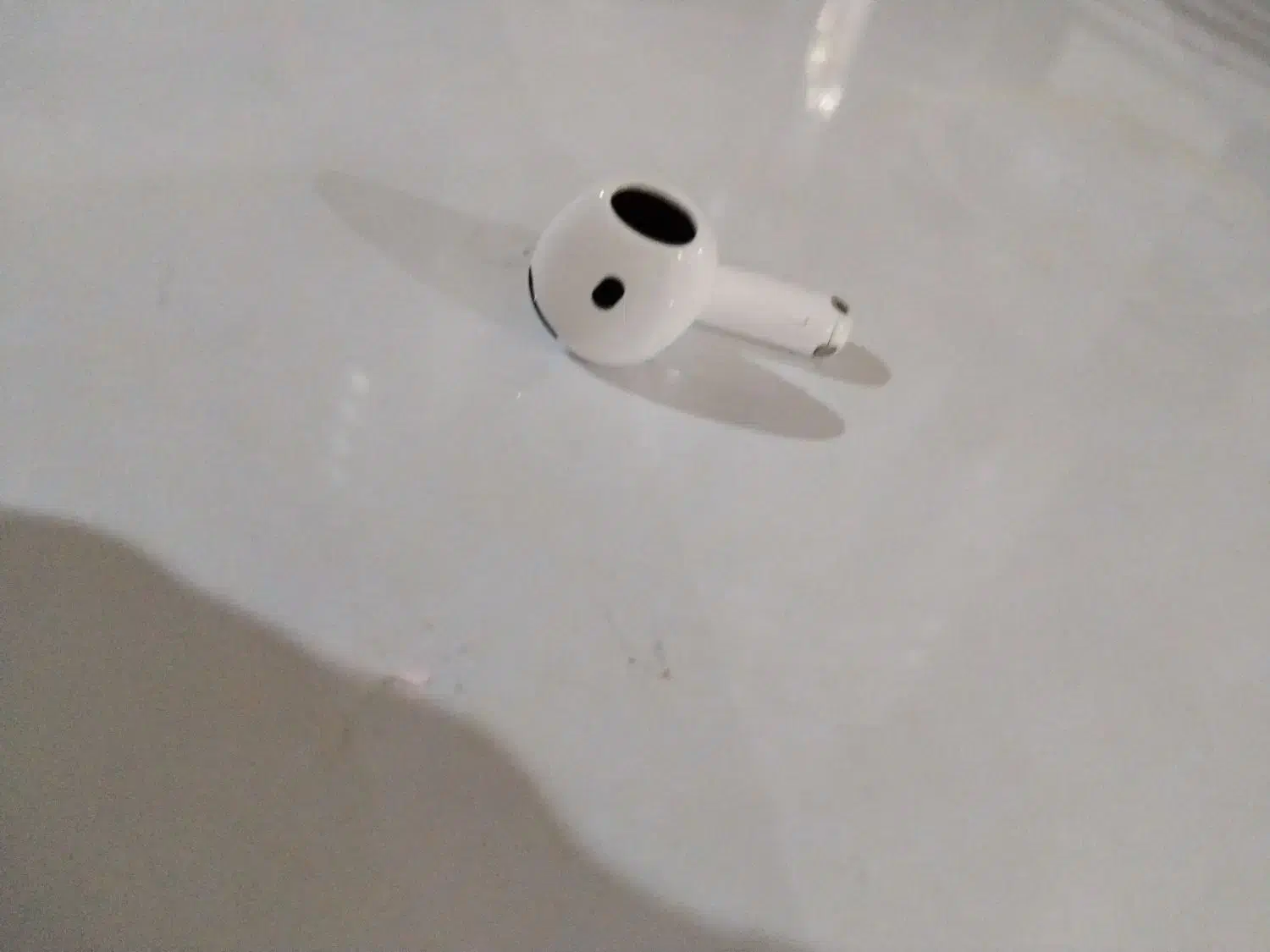 airpod ایرپاد پیدا شده (مترو تهران)|اشیا|تهران, علی‌آباد|دیوار