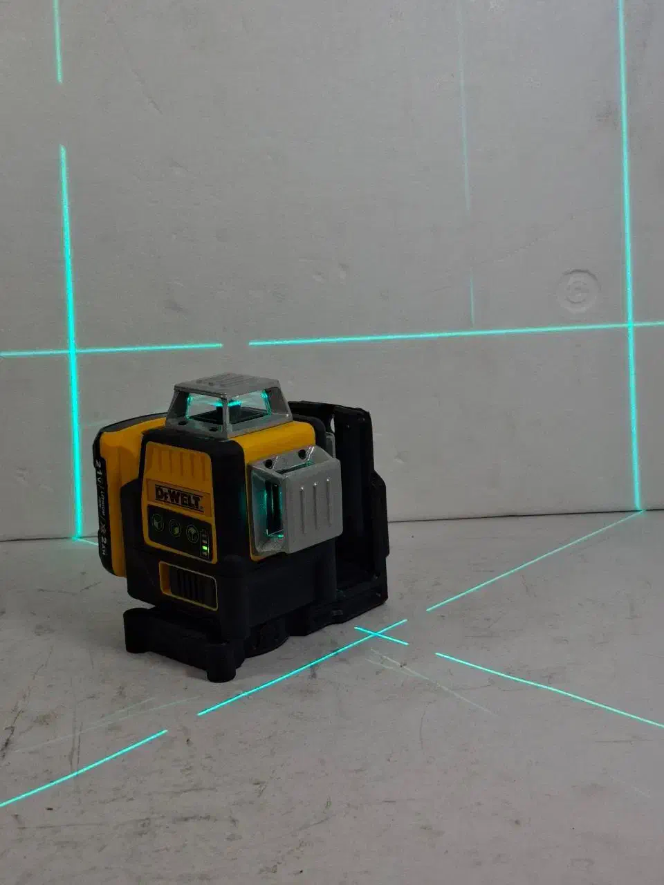 تراز لیزری سه خط 360 درجه طرح دیوالت|ابزارآلات|ارومیه, |دیوار