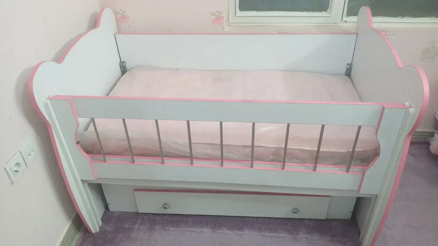 تخت کودک|تخت و صندلی بچه|ری, علایین|دیوار