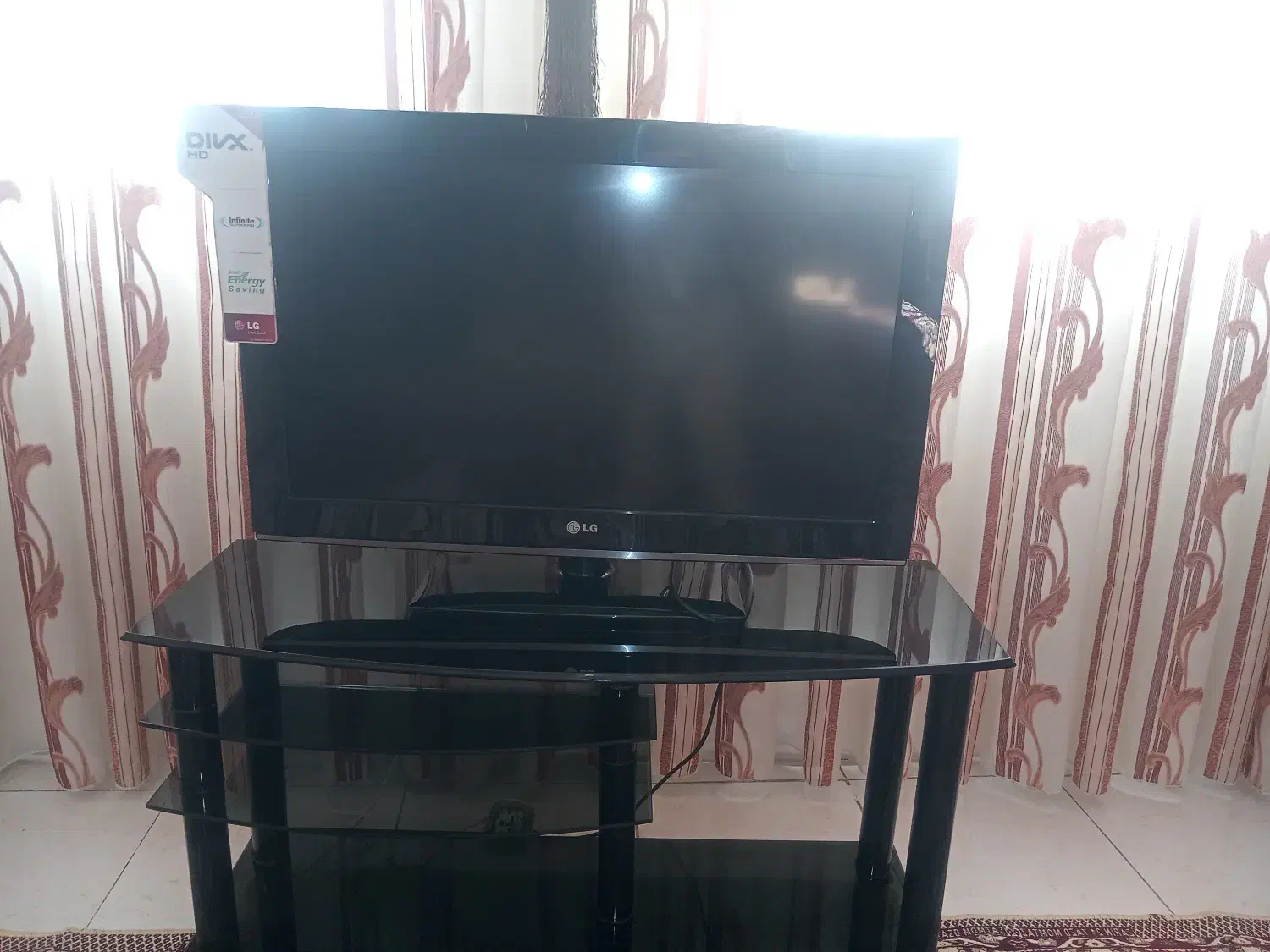 تلویزیون ۳۲اینچ ال جی با میزشیشه ای عسلی|تلویزیون و پروژکتور|تبریز, |دیوار