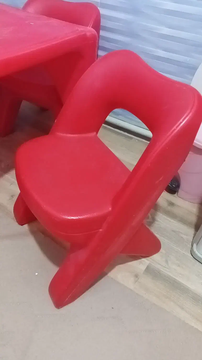 میز صندلی قرمز رنگ کودک|تخت و صندلی بچه|ورامین, ریحان آباد|دیوار